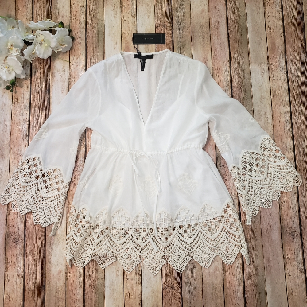 🆕️ BCBGMAXAZRIA Scalloped Embroidery Top Size S